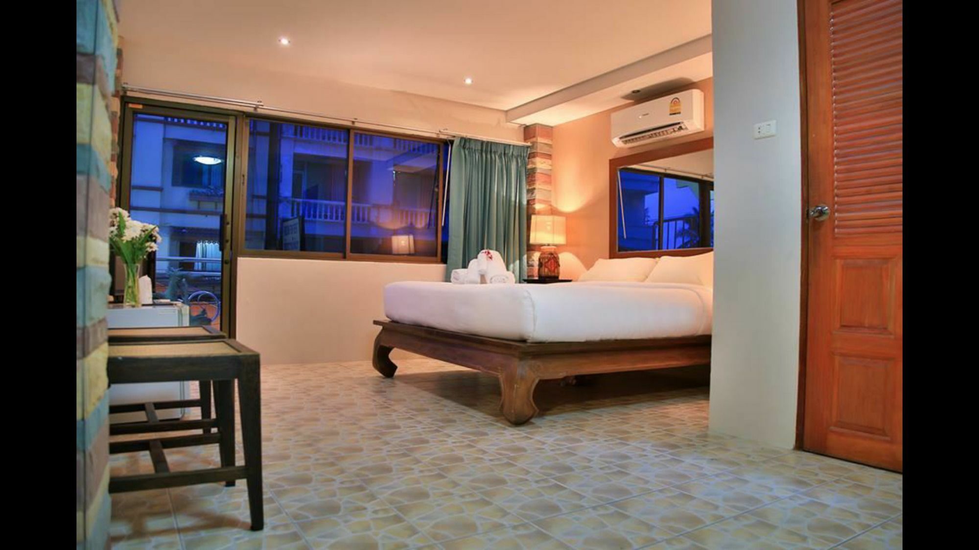 Avenue Beach Hotel Jomtien Beach Esterno foto